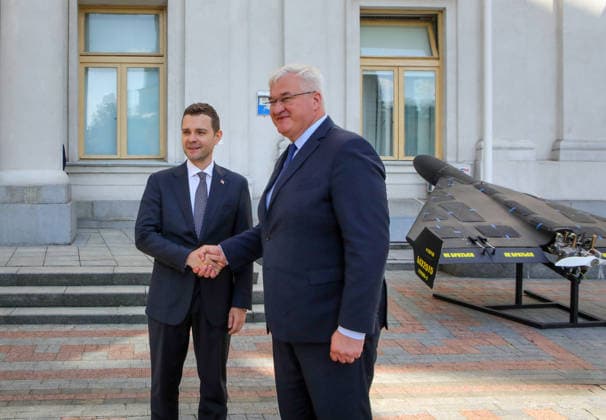 News Bilder des Tages Ukrainian Foreign Minister Andrii Sybiha (R) shakes hands with North Macedonian Foreign Minister Timcho Mucunski near a downed Russian drone installed outside the Ukrainian Foreign Ministry building, Kyiv, Ukraine, September 4, 2026. (Photo by Volodymyr Tarasov Ukrinform) Foreign Ministers of Ukraine and North Macedonia hold joint news conference in Kyiv  Copyright: xVolodymyrxTarasovx