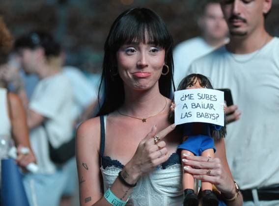 Aitana’s First Concert in Barcelona as Part of the ‘Cuarto Azul World Tour’ A fan before a performance by singer Aitana at the Palau Sant Jordi, on September 4, 2026, in Barcelona, Catalonia, Spain. Aitana resumes her Cuarto Azul World Tour this Friday, September 4, in Barcelona. The concert will be the first of four scheduled at the Palau Sant Jordi. GALE, Ganges, Luiza, Chiara Oliver, and Gara Durán will perform alongside the Catalan artist as opening acts. SEPTEMBER 4, 2026 CATALONIA CONCERT AITANA FANS MUSIC SINGER ARTIST Barcelona Catalonia Barcelona Catalonia Spain Copyright: xAlbertoxParedesx 7749536