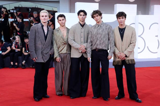 Tim Schäcker, Bene Schulz, Jacob Rott, Julian Braun und Luis Freitag bei der Premiere des Kinofilms Mr. Nelson, Did You Kill People Nelson-san, anata wa hito o koro shimashita ka? auf der Biennale di Venezia 2023 83. Internationale Filmfestspiele von Venedig im Palazzo del Cinema. Venedig, 04.09.202+