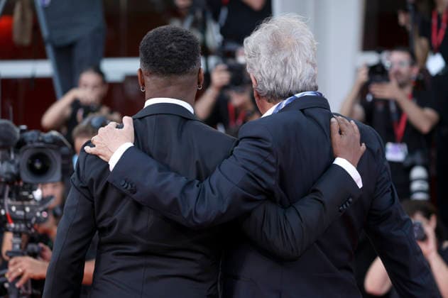 Rodney Hicks und Geoffrey Rush bei der Premiere des Kinofilms Mr. Nelson, Did You Kill People Nelson-san, anata wa hito o koro shimashita ka? auf der Biennale di Venezia 2023 83. Internationale Filmfestspiele von Venedig im Palazzo del Cinema. Venedig, 04.09.202+