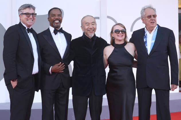 Gast, Rodney Hicks, Shinya Tsukamoto, Gast, Geoffrey Rush bei der Premiere des Kinofilms Mr. Nelson, Did You Kill People Nelson-san, anata wa hito o koro shimashita ka? auf der Biennale di Venezia 2023 83. Internationale Filmfestspiele von Venedig im Palazzo del Cinema. Venedig, 04.09.202+