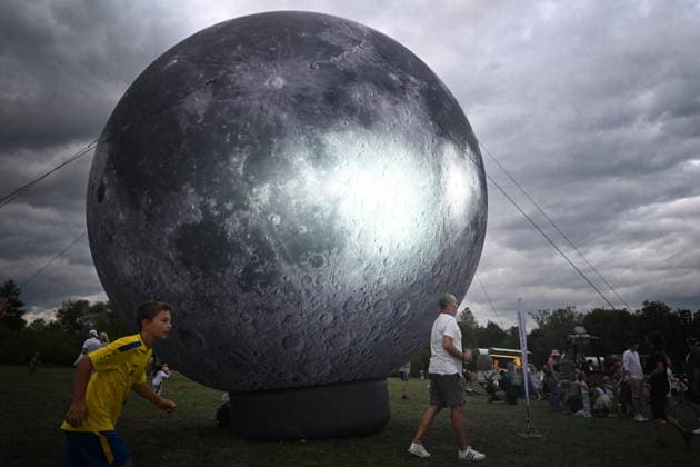News Bilder des Tages September 4, 2026, Hradec Kralove, Czech Republic: Spectators enjoy an inflatable model of the Moon displayed in Hradec Kralove, Czech Republic. Since bad weather prevented the hot air balloons from launching, the hot air balloon manufacturer gave visitors the chance to admire this model of Earth s satellite. Hradec Kralove Czech Republic  - ZUMAr156 20260904_aap_r156_018 Copyright: xSlavekxRutax