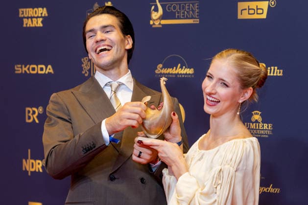 Leipzig - 32. Goldene Henne in Leipzig: Minerva Hase und Nikita Volodin erhalten die Goldene Henne bei der Publikumswahl Sport 04.09.2026 ab 18 Uhr Leipzig, Messe-Allee 1 (Leipziger Messe) im Foto: Minerva Hase und Nikita Volodin erhalten die Goldene Henne bei der Publikumswahl Sport Deutschlands größter Publikumspreis, die Goldene Henne wird am 4. September 2026 zum 32. Mal vergeben. Die Preisverleihung findet erneut in Leipzig statt und wird vor rund 4.500 Zuschauern in der HALLE:EINS der Leipziger Messe zum zweiten Mal in der ARD live ab 20.15 Uhr übertragen. Die Preise in den Kategorien Entertainment, Film & Fernsehen, Musik und Sport werden traditionell von den Zuschauern bestimmt. Leipzig Copyright: xEHLxMedia BjörnxStachx 20260904_Leipzig-Goldene-Henne-Minerva-Hase-Nikita-Volodin_5