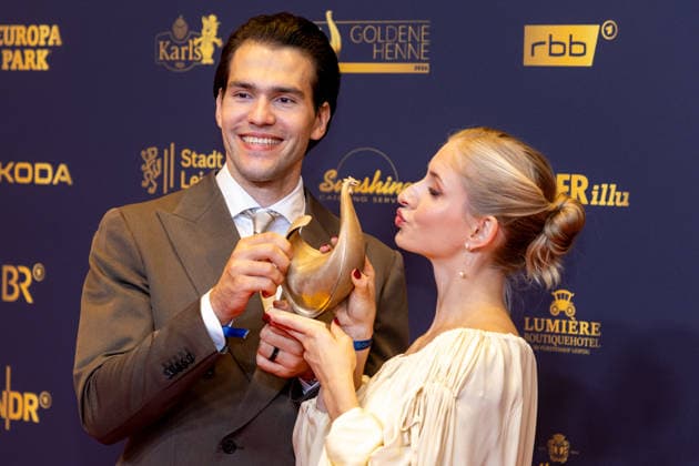 Entertainment Bilder des Tages Leipzig - 32. Goldene Henne in Leipzig: Minerva Hase und Nikita Volodin erhalten die Goldene Henne bei der Publikumswahl Sport 04.09.2026 ab 18 Uhr Leipzig, Messe-Allee 1 (Leipziger Messe) im Foto: Minerva Hase und Nikita Volodin erhalten die Goldene Henne bei der Publikumswahl Sport Deutschlands größter Publikumspreis, die Goldene Henne wird am 4. September 2026 zum 32. Mal vergeben. Die Preisverleihung findet erneut in Leipzig statt und wird vor rund 4.500 Zuschauern in der HALLE:EINS der Leipziger Messe zum zweiten Mal in der ARD live ab 20.15 Uhr übertragen. Die Preise in den Kategorien Entertainment, Film & Fernsehen, Musik und Sport werden traditionell von den Zuschauern bestimmt. Leipzig Copyright: xEHLxMedia BjörnxStachx 20260904_Leipzig-Goldene-Henne-Minerva-Hase-Nikita-Volodin_7