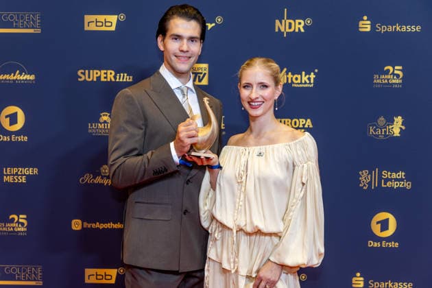 Leipzig - 32. Goldene Henne in Leipzig: Minerva Hase und Nikita Volodin erhalten die Goldene Henne bei der Publikumswahl Sport 04.09.2026 ab 18 Uhr Leipzig, Messe-Allee 1 (Leipziger Messe) im Foto: Minerva Hase und Nikita Volodin erhalten die Goldene Henne bei der Publikumswahl Sport Deutschlands größter Publikumspreis, die Goldene Henne wird am 4. September 2026 zum 32. Mal vergeben. Die Preisverleihung findet erneut in Leipzig statt und wird vor rund 4.500 Zuschauern in der HALLE:EINS der Leipziger Messe zum zweiten Mal in der ARD live ab 20.15 Uhr übertragen. Die Preise in den Kategorien Entertainment, Film & Fernsehen, Musik und Sport werden traditionell von den Zuschauern bestimmt. Leipzig Copyright: xEHLxMedia BjörnxStachx 20260904_Leipzig-Goldene-Henne-Minerva-Hase-Nikita-Volodin_13