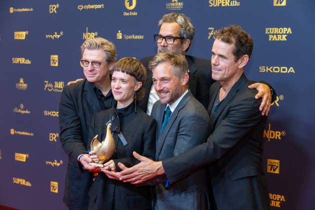 Leipzig - 32. Goldene Henne in Leipzig: Babylon Berlin erhält die Goldene Henne für den ,,Ehrenpreis Fernseh-Event™™ 04.09.2026 ab 18 Uhr Leipzig, Messe-Allee 1 (Leipziger Messe) Fotograf:EHL Media Björn Stach im Foto: Babylon Berlin erhält die Goldene Henne für den ,,Ehrenpreis Fernseh-Event™™ Deutschlands größter Publikumspreis, die Goldene Henne wird am 4. September 2026 zum 32. Mal vergeben. Die Preisverleihung findet erneut in Leipzig statt und wird vor rund 4.500 Zuschauern in der HALLE:EINS der Leipziger Messe zum zweiten Mal in der ARD live ab 20.15 Uhr übertragen. Die Preise in den Kategorien Entertainment, Film & Fernsehen, Musik und Sport werden traditionell von den Zuschauern bestimm Copyright: xEHLxMedia BjörnxStachx 20260904_Leipzig-Goldene-Babylon-Berlin_4