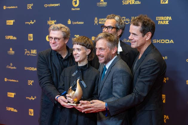 Leipzig - 32. Goldene Henne in Leipzig: Babylon Berlin erhält die Goldene Henne für den ,,Ehrenpreis Fernseh-Event™™ 04.09.2026 ab 18 Uhr Leipzig, Messe-Allee 1 (Leipziger Messe) Fotograf:EHL Media Björn Stach im Foto: Babylon Berlin erhält die Goldene Henne für den ,,Ehrenpreis Fernseh-Event™™ Deutschlands größter Publikumspreis, die Goldene Henne wird am 4. September 2026 zum 32. Mal vergeben. Die Preisverleihung findet erneut in Leipzig statt und wird vor rund 4.500 Zuschauern in der HALLE:EINS der Leipziger Messe zum zweiten Mal in der ARD live ab 20.15 Uhr übertragen. Die Preise in den Kategorien Entertainment, Film & Fernsehen, Musik und Sport werden traditionell von den Zuschauern bestimm Copyright: xEHLxMedia BjörnxStachx 20260904_Leipzig-Goldene-Babylon-Berlin_6