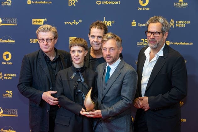 Leipzig - 32. Goldene Henne in Leipzig: Babylon Berlin erhält die Goldene Henne für den ,,Ehrenpreis Fernseh-Event™™ 04.09.2026 ab 18 Uhr Leipzig, Messe-Allee 1 (Leipziger Messe) Fotograf:EHL Media Björn Stach im Foto: Babylon Berlin erhält die Goldene Henne für den ,,Ehrenpreis Fernseh-Event™™ Deutschlands größter Publikumspreis, die Goldene Henne wird am 4. September 2026 zum 32. Mal vergeben. Die Preisverleihung findet erneut in Leipzig statt und wird vor rund 4.500 Zuschauern in der HALLE:EINS der Leipziger Messe zum zweiten Mal in der ARD live ab 20.15 Uhr übertragen. Die Preise in den Kategorien Entertainment, Film & Fernsehen, Musik und Sport werden traditionell von den Zuschauern bestimm Copyright: xEHLxMedia BjörnxStachx 20260904_Leipzig-Goldene-Babylon-Berlin_10
