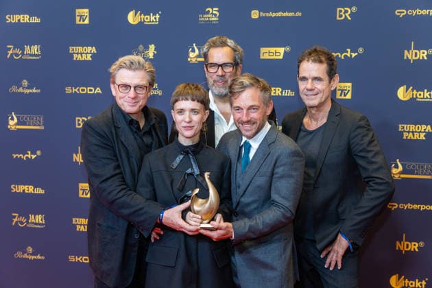 Leipzig - 32. Goldene Henne in Leipzig: Babylon Berlin erhält die Goldene Henne für den ,,Ehrenpreis Fernseh-Event™™ 04.09.2026 ab 18 Uhr Leipzig, Messe-Allee 1 (Leipziger Messe) Fotograf:EHL Media Björn Stach im Foto: Babylon Berlin erhält die Goldene Henne für den ,,Ehrenpreis Fernseh-Event™™ Deutschlands größter Publikumspreis, die Goldene Henne wird am 4. September 2026 zum 32. Mal vergeben. Die Preisverleihung findet erneut in Leipzig statt und wird vor rund 4.500 Zuschauern in der HALLE:EINS der Leipziger Messe zum zweiten Mal in der ARD live ab 20.15 Uhr übertragen. Die Preise in den Kategorien Entertainment, Film & Fernsehen, Musik und Sport werden traditionell von den Zuschauern bestimm Copyright: xEHLxMedia BjörnxStachx 20260904_Leipzig-Goldene-Babylon-Berlin_8