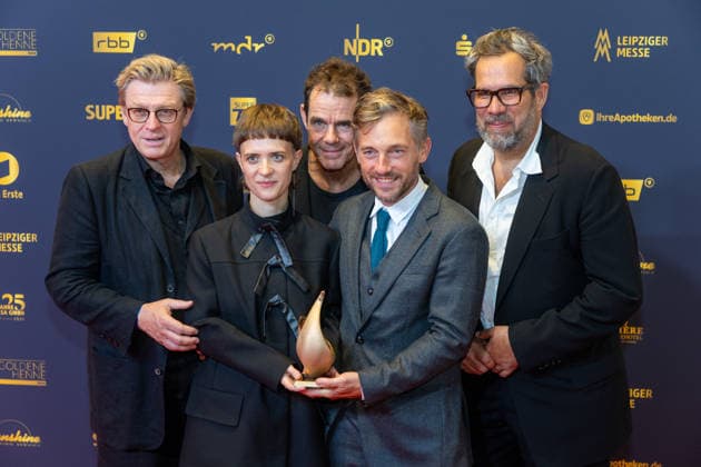 Leipzig - 32. Goldene Henne in Leipzig: Babylon Berlin erhält die Goldene Henne für den ,,Ehrenpreis Fernseh-Event™™ 04.09.2026 ab 18 Uhr Leipzig, Messe-Allee 1 (Leipziger Messe) Fotograf:EHL Media Björn Stach im Foto: Babylon Berlin erhält die Goldene Henne für den ,,Ehrenpreis Fernseh-Event™™ Deutschlands größter Publikumspreis, die Goldene Henne wird am 4. September 2026 zum 32. Mal vergeben. Die Preisverleihung findet erneut in Leipzig statt und wird vor rund 4.500 Zuschauern in der HALLE:EINS der Leipziger Messe zum zweiten Mal in der ARD live ab 20.15 Uhr übertragen. Die Preise in den Kategorien Entertainment, Film & Fernsehen, Musik und Sport werden traditionell von den Zuschauern bestimm Copyright: xEHLxMedia BjörnxStachx 20260904_Leipzig-Goldene-Babylon-Berlin_11