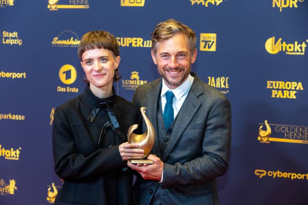 Leipzig - 32. Goldene Henne in Leipzig: Babylon Berlin erhält die Goldene Henne für den ,,Ehrenpreis Fernseh-Event™™ 04.09.2026 ab 18 Uhr Leipzig, Messe-Allee 1 (Leipziger Messe) Fotograf:EHL Media Björn Stach im Foto: Babylon Berlin erhält die Goldene Henne für den ,,Ehrenpreis Fernseh-Event™™ Deutschlands größter Publikumspreis, die Goldene Henne wird am 4. September 2026 zum 32. Mal vergeben. Die Preisverleihung findet erneut in Leipzig statt und wird vor rund 4.500 Zuschauern in der HALLE:EINS der Leipziger Messe zum zweiten Mal in der ARD live ab 20.15 Uhr übertragen. Die Preise in den Kategorien Entertainment, Film & Fernsehen, Musik und Sport werden traditionell von den Zuschauern bestimm Copyright: xEHLxMedia BjörnxStachx 20260904_Leipzig-Goldene-Babylon-Berlin_14