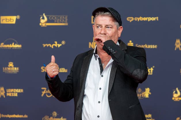 Leipzig - Große Preisverleihung in der Messe: Deutschlands größter Publikumspreis wird zum 32. Mal verliehen 04.09.2026 ab 18 Uhr Leipzig, Messe-Allee 1 (Leipziger Messe) Im Foto: Michael Hirte, Musiker Deutschlands größter Publikumspreis, die Goldene Henne wird am 4. September 2026 zum 32. Mal vergeben. Die Preisverleihung findet erneut in Leipzig statt und wird vor rund 4.500 Zuschauern in der HALLE:EINS der Leipziger Messe zum zweiten Mal in der ARD live ab 20.15 Uhr übertragen. Die Preise in den Kategorien Entertainment, Film & Fernsehen, Musik und Sport werden traditionell von den Zuschauern bestimmt. Leipzig Leipziger Messe Sachsen Deutschland Copyright: xEHLxMedia BjörnxStachx 20260904_goldenehenne-leipzig-roterteppich_3