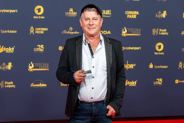 Leipzig - Große Preisverleihung in der Messe: Deutschlands größter Publikumspreis wird zum 32. Mal verliehen 04.09.2026 ab 18 Uhr Leipzig, Messe-Allee 1 (Leipziger Messe) Im Foto: Michael Hirte, Musiker Deutschlands größter Publikumspreis, die Goldene Henne wird am 4. September 2026 zum 32. Mal vergeben. Die Preisverleihung findet erneut in Leipzig statt und wird vor rund 4.500 Zuschauern in der HALLE:EINS der Leipziger Messe zum zweiten Mal in der ARD live ab 20.15 Uhr übertragen. Die Preise in den Kategorien Entertainment, Film & Fernsehen, Musik und Sport werden traditionell von den Zuschauern bestimmt. Leipzig Leipziger Messe Sachsen Deutschland Copyright: xEHLxMedia BjörnxStachx 20260904_goldenehenne-leipzig-roterteppich_1