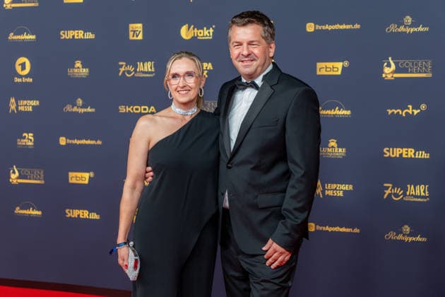 Leipzig - Große Preisverleihung in der Messe: Deutschlands größter Publikumspreis wird zum 32. Mal verliehen 04.09.2026 ab 18 Uhr Leipzig, Messe-Allee 1 (Leipziger Messe) Im Foto: Sven Schulze, Ministerpräsident Sachsen-Anhalt mit Ehefrau Kati Schulze Deutschlands größter Publikumspreis, die Goldene Henne wird am 4. September 2026 zum 32. Mal vergeben. Die Preisverleihung findet erneut in Leipzig statt und wird vor rund 4.500 Zuschauern in der HALLE:EINS der Leipziger Messe zum zweiten Mal in der ARD live ab 20.15 Uhr übertragen. Die Preise in den Kategorien Entertainment, Film & Fernsehen, Musik und Sport werden traditionell von den Zuschauern bestimmt. Leipzig Leipziger Messe Sachsen Deutschland Copyright: xEHLxMedia BjörnxStachx 20260904_goldenehenne-leipzig-roterteppich_48