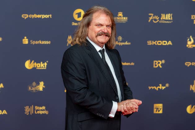 Leipzig - Große Preisverleihung in der Messe: Deutschlands größter Publikumspreis wird zum 32. Mal verliehen 04.09.2026 ab 18 Uhr Leipzig, Messe-Allee 1 (Leipziger Messe) Im Foto: Leslie Mandoki, Musiker Deutschlands größter Publikumspreis, die Goldene Henne wird am 4. September 2026 zum 32. Mal vergeben. Die Preisverleihung findet erneut in Leipzig statt und wird vor rund 4.500 Zuschauern in der HALLE:EINS der Leipziger Messe zum zweiten Mal in der ARD live ab 20.15 Uhr übertragen. Die Preise in den Kategorien Entertainment, Film & Fernsehen, Musik und Sport werden traditionell von den Zuschauern bestimmt. Leipzig Leipziger Messe Sachsen Deutschland Copyright: xEHLxMedia BjörnxStachx 20260904_goldenehenne-leipzig-roterteppich_6