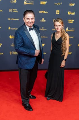 Leipzig - Große Preisverleihung in der Messe: Deutschlands größter Publikumspreis wird zum 32. Mal verliehen 04.09.2026 ab 18 Uhr Leipzig, Messe-Allee 1 (Leipziger Messe) Im Foto: Uwe Herrmann, Modedesigner mit Begleitung Deutschlands größter Publikumspreis, die Goldene Henne wird am 4. September 2026 zum 32. Mal vergeben. Die Preisverleihung findet erneut in Leipzig statt und wird vor rund 4.500 Zuschauern in der HALLE:EINS der Leipziger Messe zum zweiten Mal in der ARD live ab 20.15 Uhr übertragen. Die Preise in den Kategorien Entertainment, Film & Fernsehen, Musik und Sport werden traditionell von den Zuschauern bestimmt. Leipzig Leipziger Messe Sachsen Deutschland Copyright: xEHLxMedia BjörnxStachx 20260904_goldenehenne-leipzig-roterteppich_72
