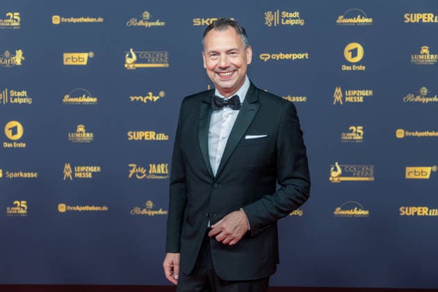 Leipzig - Große Preisverleihung in der Messe: Deutschlands größter Publikumspreis wird zum 32. Mal verliehen 04.09.2026 ab 18 Uhr Leipzig, Messe-Allee 1 (Leipziger Messe) Im Foto: Sebastian Fitzek, Autor Deutschlands größter Publikumspreis, die Goldene Henne wird am 4. September 2026 zum 32. Mal vergeben. Die Preisverleihung findet erneut in Leipzig statt und wird vor rund 4.500 Zuschauern in der HALLE:EINS der Leipziger Messe zum zweiten Mal in der ARD live ab 20.15 Uhr übertragen. Die Preise in den Kategorien Entertainment, Film & Fernsehen, Musik und Sport werden traditionell von den Zuschauern bestimmt. Leipzig Leipziger Messe Sachsen Deutschland Copyright: xEHLxMedia BjörnxStachx 20260904_goldenehenne-leipzig-roterteppich_58