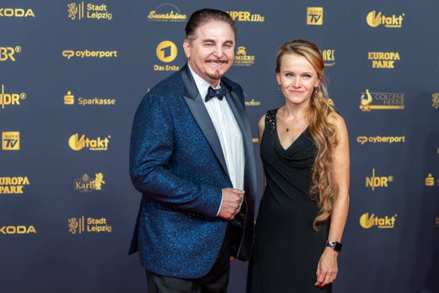 Leipzig - Große Preisverleihung in der Messe: Deutschlands größter Publikumspreis wird zum 32. Mal verliehen 04.09.2026 ab 18 Uhr Leipzig, Messe-Allee 1 (Leipziger Messe) Im Foto: Uwe Herrmann, Modedesigner mit Begleitung Deutschlands größter Publikumspreis, die Goldene Henne wird am 4. September 2026 zum 32. Mal vergeben. Die Preisverleihung findet erneut in Leipzig statt und wird vor rund 4.500 Zuschauern in der HALLE:EINS der Leipziger Messe zum zweiten Mal in der ARD live ab 20.15 Uhr übertragen. Die Preise in den Kategorien Entertainment, Film & Fernsehen, Musik und Sport werden traditionell von den Zuschauern bestimmt. Leipzig Leipziger Messe Sachsen Deutschland Copyright: xEHLxMedia BjörnxStachx 20260904_goldenehenne-leipzig-roterteppich_73