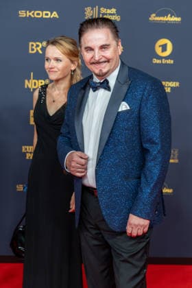 Leipzig - Große Preisverleihung in der Messe: Deutschlands größter Publikumspreis wird zum 32. Mal verliehen 04.09.2026 ab 18 Uhr Leipzig, Messe-Allee 1 (Leipziger Messe) Im Foto: Uwe Herrmann, Modedesigner mit Begleitung Deutschlands größter Publikumspreis, die Goldene Henne wird am 4. September 2026 zum 32. Mal vergeben. Die Preisverleihung findet erneut in Leipzig statt und wird vor rund 4.500 Zuschauern in der HALLE:EINS der Leipziger Messe zum zweiten Mal in der ARD live ab 20.15 Uhr übertragen. Die Preise in den Kategorien Entertainment, Film & Fernsehen, Musik und Sport werden traditionell von den Zuschauern bestimmt. Leipzig Leipziger Messe Sachsen Deutschland Copyright: xEHLxMedia BjörnxStachx 20260904_goldenehenne-leipzig-roterteppich_74