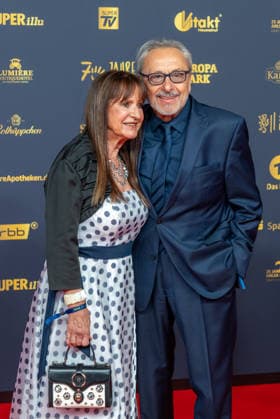 Leipzig - Große Preisverleihung in der Messe: Deutschlands größter Publikumspreis wird zum 32. Mal verliehen 04.09.2026 ab 18 Uhr Leipzig, Messe-Allee 1 (Leipziger Messe) Im Foto: Wolfgang Stumph, Schauspieler mit Christine Stumph Deutschlands größter Publikumspreis, die Goldene Henne wird am 4. September 2026 zum 32. Mal vergeben. Die Preisverleihung findet erneut in Leipzig statt und wird vor rund 4.500 Zuschauern in der HALLE:EINS der Leipziger Messe zum zweiten Mal in der ARD live ab 20.15 Uhr übertragen. Die Preise in den Kategorien Entertainment, Film & Fernsehen, Musik und Sport werden traditionell von den Zuschauern bestimmt. Leipzig Leipziger Messe Sachsen Deutschland Copyright: xEHLxMedia BjörnxStachx 20260904_goldenehenne-leipzig-roterteppich_75