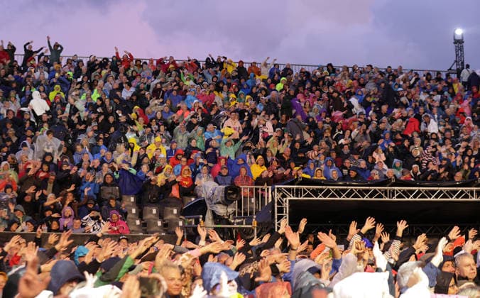 Andrea Berg Live Konzert im Rahmen von Stars am Strand , hier ein Blick in die zuschauer, die trotz Regen bester Stimmung sind Timmendorfer Strand