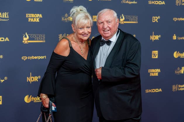 Leipzig - Große Preisverleihung in der Messe: Deutschlands größter Publikumspreis wird zum 32. Mal verliehen 04.09.2026 ab 18 Uhr Leipzig, Messe-Allee 1 (Leipziger Messe) Im Foto: Ulli Wegner, Boxer mit Ehefrau Margret Wegner Deutschlands größter Publikumspreis, die Goldene Henne wird am 4. September 2026 zum 32. Mal vergeben. Die Preisverleihung findet erneut in Leipzig statt und wird vor rund 4.500 Zuschauern in der HALLE:EINS der Leipziger Messe zum zweiten Mal in der ARD live ab 20.15 Uhr übertragen. Die Preise in den Kategorien Entertainment, Film & Fernsehen, Musik und Sport werden traditionell von den Zuschauern bestimmt. Leipzig Leipziger Messe Sachsen Deutschland Copyright: xEHLxMedia BjörnxStachx 20260904_goldenehenne-leipzig-roterteppich-2_24