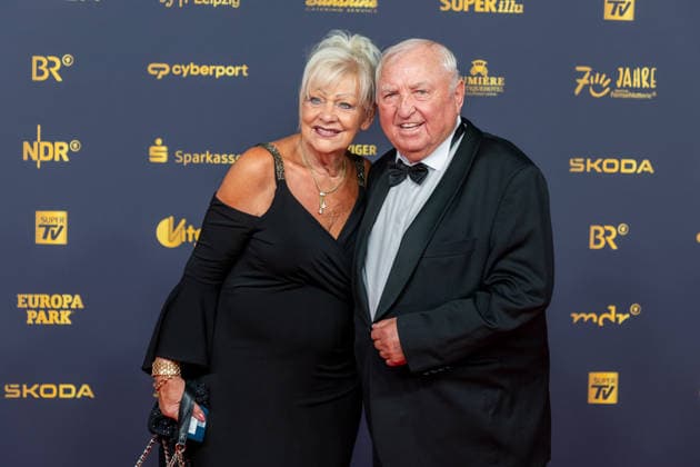Leipzig - Große Preisverleihung in der Messe: Deutschlands größter Publikumspreis wird zum 32. Mal verliehen 04.09.2026 ab 18 Uhr Leipzig, Messe-Allee 1 (Leipziger Messe) Im Foto: Ulli Wegner, Boxer mit Ehefrau Margret Wegner Deutschlands größter Publikumspreis, die Goldene Henne wird am 4. September 2026 zum 32. Mal vergeben. Die Preisverleihung findet erneut in Leipzig statt und wird vor rund 4.500 Zuschauern in der HALLE:EINS der Leipziger Messe zum zweiten Mal in der ARD live ab 20.15 Uhr übertragen. Die Preise in den Kategorien Entertainment, Film & Fernsehen, Musik und Sport werden traditionell von den Zuschauern bestimmt. Leipzig Leipziger Messe Sachsen Deutschland Copyright: xEHLxMedia BjörnxStachx 20260904_goldenehenne-leipzig-roterteppich-2_25