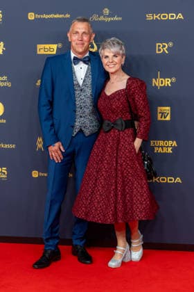 Leipzig - Große Preisverleihung in der Messe: Deutschlands größter Publikumspreis wird zum 32. Mal verliehen 04.09.2026 ab 18 Uhr Leipzig, Messe-Allee 1 (Leipziger Messe) Im Foto: Linda Feller mit Ehemann Andreas Schmid Deutschlands größter Publikumspreis, die Goldene Henne wird am 4. September 2026 zum 32. Mal vergeben. Die Preisverleihung findet erneut in Leipzig statt und wird vor rund 4.500 Zuschauern in der HALLE:EINS der Leipziger Messe zum zweiten Mal in der ARD live ab 20.15 Uhr übertragen. Die Preise in den Kategorien Entertainment, Film & Fernsehen, Musik und Sport werden traditionell von den Zuschauern bestimmt. Leipzig Leipziger Messe Sachsen Deutschland Copyright: xEHLxMedia BjörnxStachx 20260904_goldenehenne-leipzig-roterteppich-2_26