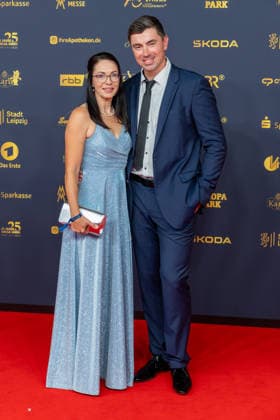 Leipzig - Große Preisverleihung in der Messe: Deutschlands größter Publikumspreis wird zum 32. Mal verliehen 04.09.2026 ab 18 Uhr Leipzig, Messe-Allee 1 (Leipziger Messe) Im Foto: David Storl, Sportler mit Ehefrau Marie Richter Deutschlands größter Publikumspreis, die Goldene Henne wird am 4. September 2026 zum 32. Mal vergeben. Die Preisverleihung findet erneut in Leipzig statt und wird vor rund 4.500 Zuschauern in der HALLE:EINS der Leipziger Messe zum zweiten Mal in der ARD live ab 20.15 Uhr übertragen. Die Preise in den Kategorien Entertainment, Film & Fernsehen, Musik und Sport werden traditionell von den Zuschauern bestimmt. Leipzig Leipziger Messe Sachsen Deutschland Copyright: xEHLxMedia BjörnxStachx 20260904_goldenehenne-leipzig-roterteppich-2_27
