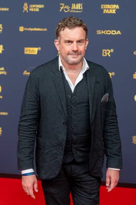 Leipzig - Große Preisverleihung in der Messe: Deutschlands größter Publikumspreis wird zum 32. Mal verliehen 04.09.2026 ab 18 Uhr Leipzig, Messe-Allee 1 (Leipziger Messe) Im Foto: Sebastian Bezzel, Schauspieler Deutschlands größter Publikumspreis, die Goldene Henne wird am 4. September 2026 zum 32. Mal vergeben. Die Preisverleihung findet erneut in Leipzig statt und wird vor rund 4.500 Zuschauern in der HALLE:EINS der Leipziger Messe zum zweiten Mal in der ARD live ab 20.15 Uhr übertragen. Die Preise in den Kategorien Entertainment, Film & Fernsehen, Musik und Sport werden traditionell von den Zuschauern bestimmt. Leipzig Leipziger Messe Sachsen Deutschland Copyright: xEHLxMedia BjörnxStachx 20260904_goldenehenne-leipzig-roterteppich-2_34