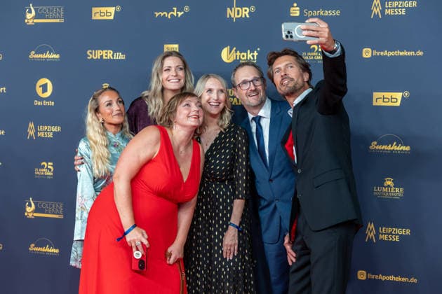 Leipzig - Große Preisverleihung in der Messe: Deutschlands größter Publikumspreis wird zum 32. Mal verliehen 04.09.2026 ab 18 Uhr Leipzig, Messe-Allee 1 (Leipziger Messe) Im Foto: Team MDR Aktuell und MDR Sachsenspiegel Deutschlands größter Publikumspreis, die Goldene Henne wird am 4. September 2026 zum 32. Mal vergeben. Die Preisverleihung findet erneut in Leipzig statt und wird vor rund 4.500 Zuschauern in der HALLE:EINS der Leipziger Messe zum zweiten Mal in der ARD live ab 20.15 Uhr übertragen. Die Preise in den Kategorien Entertainment, Film & Fernsehen, Musik und Sport werden traditionell von den Zuschauern bestimmt. Leipzig Leipziger Messe Sachsen Deutschland Copyright: xEHLxMedia BjörnxStachx 20260904_goldenehenne-leipzig-roterteppich-2_54