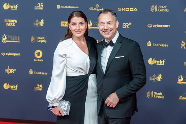 Leipzig - Große Preisverleihung in der Messe: Deutschlands größter Publikumspreis wird zum 32. Mal verliehen 04.09.2026 ab 18 Uhr Leipzig, Messe-Allee 1 (Leipziger Messe) Im Foto: Sebastian Fitzek, Autor mit Ehefrau Linda Fitzek Deutschlands größter Publikumspreis, die Goldene Henne wird am 4. September 2026 zum 32. Mal vergeben. Die Preisverleihung findet erneut in Leipzig statt und wird vor rund 4.500 Zuschauern in der HALLE:EINS der Leipziger Messe zum zweiten Mal in der ARD live ab 20.15 Uhr übertragen. Die Preise in den Kategorien Entertainment, Film & Fernsehen, Musik und Sport werden traditionell von den Zuschauern bestimmt. Leipzig Leipziger Messe Sachsen Deutschland Copyright: xEHLxMedia BjörnxStachx 20260904_goldenehenne-leipzig-roterteppich-2_55