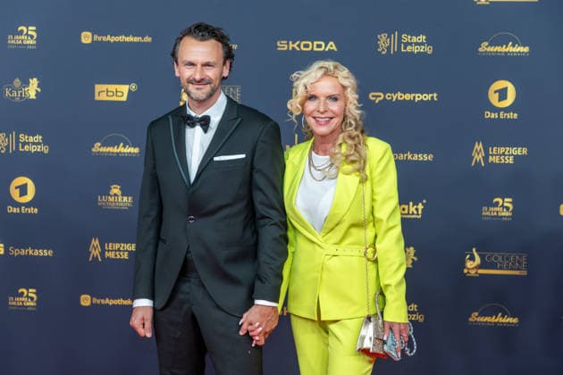 Leipzig - Große Preisverleihung in der Messe: Deutschlands größter Publikumspreis wird zum 32. Mal verliehen 04.09.2026 ab 18 Uhr Leipzig, Messe-Allee 1 (Leipziger Messe) Im Foto: Victoria Herrmann, Moderatorin mit Ehemann David Böthig Deutschlands größter Publikumspreis, die Goldene Henne wird am 4. September 2026 zum 32. Mal vergeben. Die Preisverleihung findet erneut in Leipzig statt und wird vor rund 4.500 Zuschauern in der HALLE:EINS der Leipziger Messe zum zweiten Mal in der ARD live ab 20.15 Uhr übertragen. Die Preise in den Kategorien Entertainment, Film & Fernsehen, Musik und Sport werden traditionell von den Zuschauern bestimmt. Leipzig Leipziger Messe Sachsen Deutschland Copyright: xEHLxMedia BjörnxStachx 20260904_goldenehenne-leipzig-roterteppich-2_57