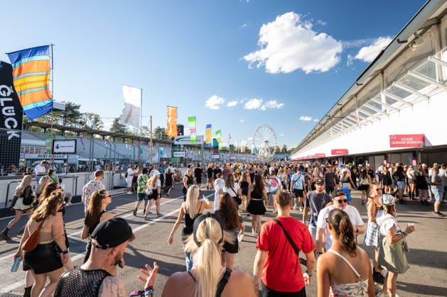 Zahlreiche Festivalbesucher gehen beim Glücksgefühle Festival auf dem Gelände des Hockenheimrings. Hockenheim Baden-Württemberg Deutschland