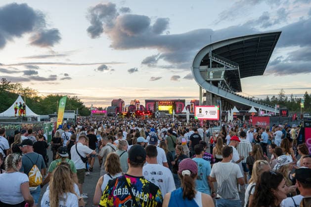 Zahlreiche Festivalbesucher gehen beim Glücksgefühle Festival auf dem Gelände des Hockenheimrings. Hockenheim Baden-Württemberg Deutschland