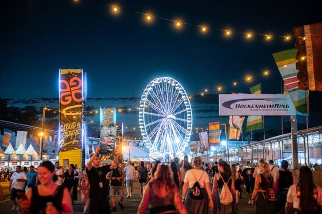 Zahlreiche Festivalbesucher gehen beim Glücksgefühle Festival auf dem Gelände des Hockenheimrings. Hockenheim Baden-Württemberg Deutschland