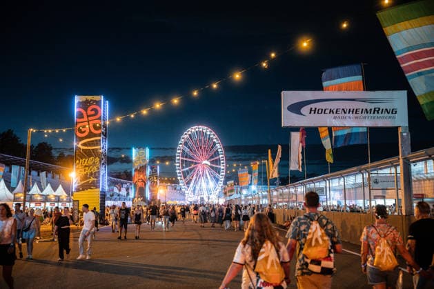 Zahlreiche Festivalbesucher gehen beim Glücksgefühle Festival auf dem Gelände des Hockenheimrings. Hockenheim Baden-Württemberg Deutschland