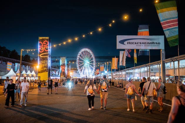 Zahlreiche Festivalbesucher gehen beim Glücksgefühle Festival auf dem Gelände des Hockenheimrings. Hockenheim Baden-Württemberg Deutschland