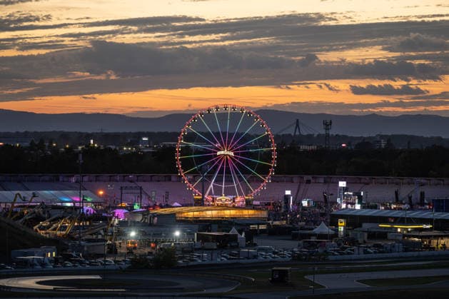 Das Riesenrad beim Glücksgefühle Festival auf dem Hockenheimring im Abendlicht. Hockenheim Baden-Württemberg Deutschland