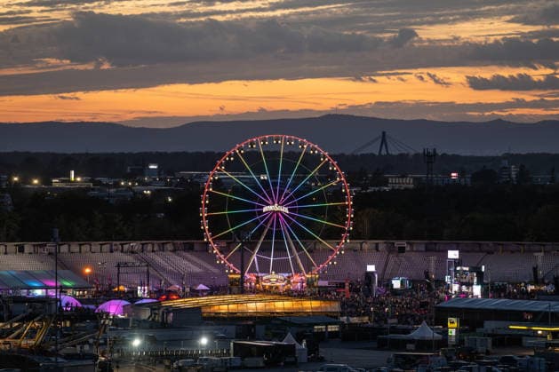 Das Riesenrad beim Glücksgefühle Festival auf dem Hockenheimring im Abendlicht. Hockenheim Baden-Württemberg Deutschland