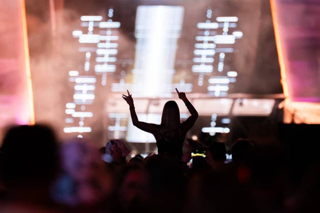 Eine Festivalbesucherin beim Auftritt von Dimitri Vegas & Like Mike auf dem Glücksgefühle Festival auf dem Hockenheimring. Hockenheim Baden-Württemberg Deutschland