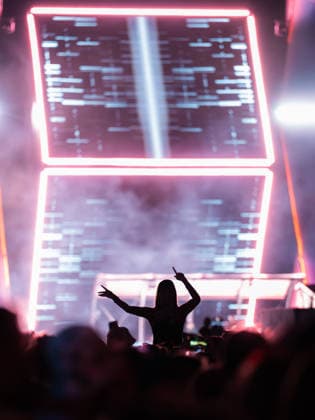Eine Festivalbesucherin beim Auftritt von Dimitri Vegas & Like Mike auf dem Glücksgefühle Festival auf dem Hockenheimring. Hockenheim Baden-Württemberg Deutschland