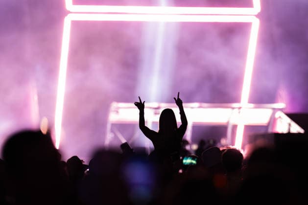Eine Festivalbesucherin beim Auftritt von Dimitri Vegas & Like Mike auf dem Glücksgefühle Festival auf dem Hockenheimring. Hockenheim Baden-Württemberg Deutschland
