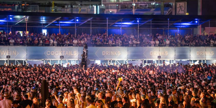 Übersicht von Zahlreichen Festivalbesuchern beim Auftritt von Dimitri Vegas & Like Mike auf dem Glücksgefühle Festival auf dem Hockenheimring. Hockenheim Baden-Württemberg Deutschland