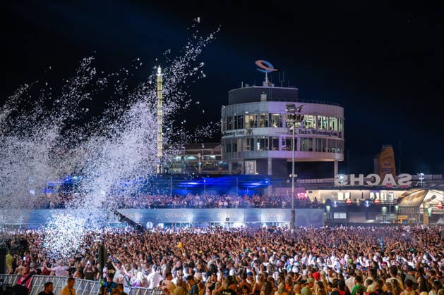 Übersicht von Zahlreichen Festivalbesuchern beim Auftritt von Dimitri Vegas & Like Mike auf dem Glücksgefühle Festival auf dem Hockenheimring. Hockenheim Baden-Württemberg Deutschland