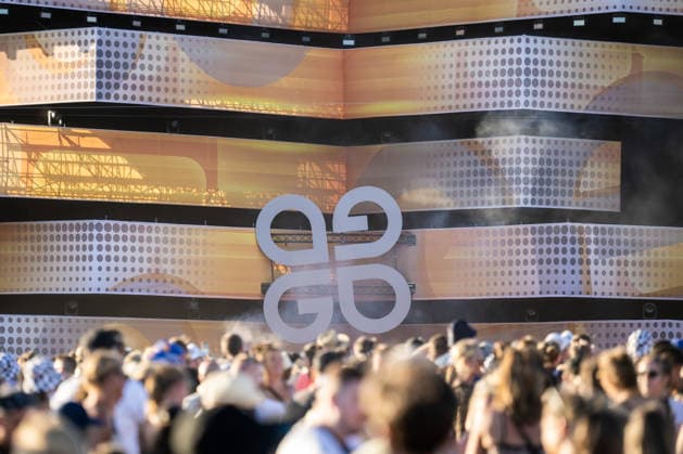 Das Logo des Glücksgefühle Festivals ist auf einer Bühne zu sehen. Hockenheim Baden-Württemberg Deutschland