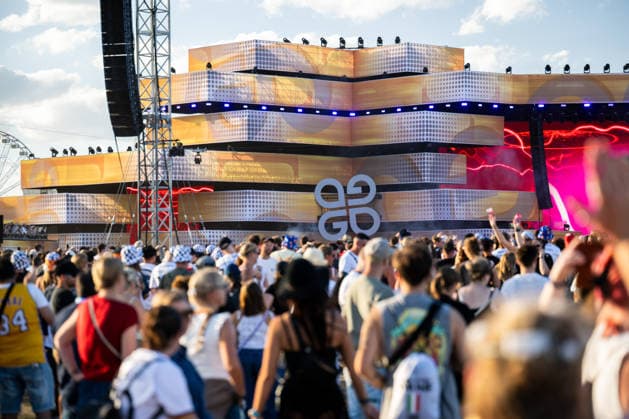 Das Logo des Glücksgefühle Festivals ist auf einer Bühne zu sehen. Hockenheim Baden-Württemberg Deutschland