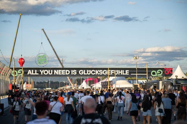 Übersicht von Zahlreichen Festivalbesuchern auf dem Glücksgefühle Festival auf dem Hockenheimring. Hockenheim Baden-Württemberg Deutschland