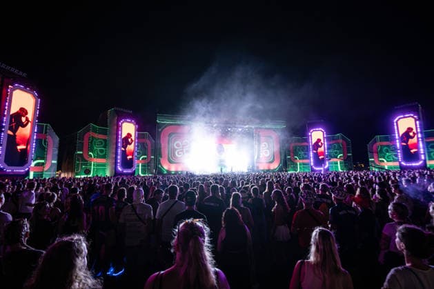 Übersicht von Zahlreichen Festivalbesuchern beim Auftritt von Ski Aggu auf dem Glücksgefühle Festival auf dem Hockenheimring. Hockenheim Baden-Württemberg Deutschland