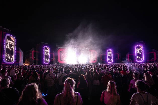 Übersicht von Zahlreichen Festivalbesuchern beim Auftritt von Ski Aggu auf dem Glücksgefühle Festival auf dem Hockenheimring. Hockenheim Baden-Württemberg Deutschland